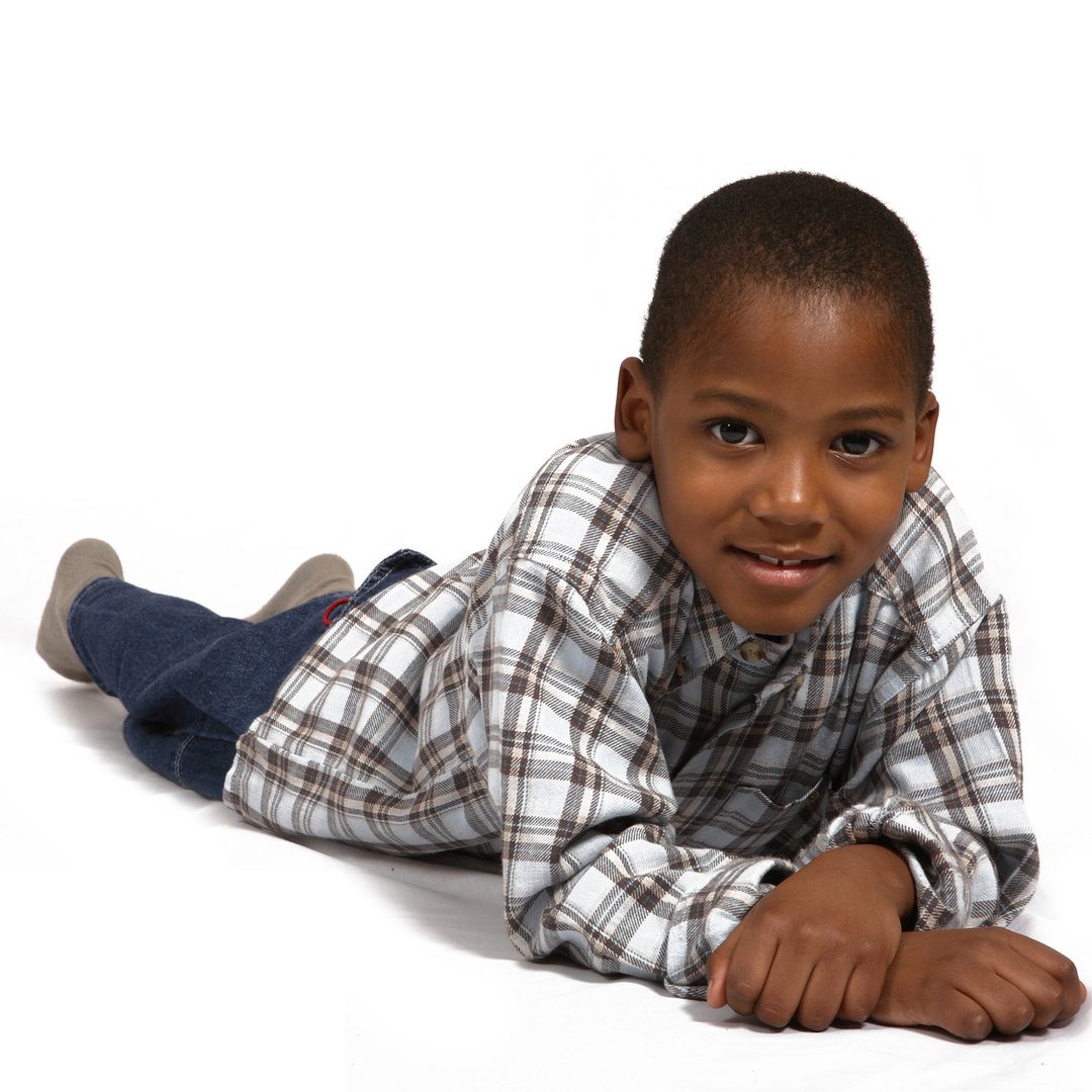 Un enfant antillais très souriant. Image pour parler joie et enfance, mais aussi éducation.